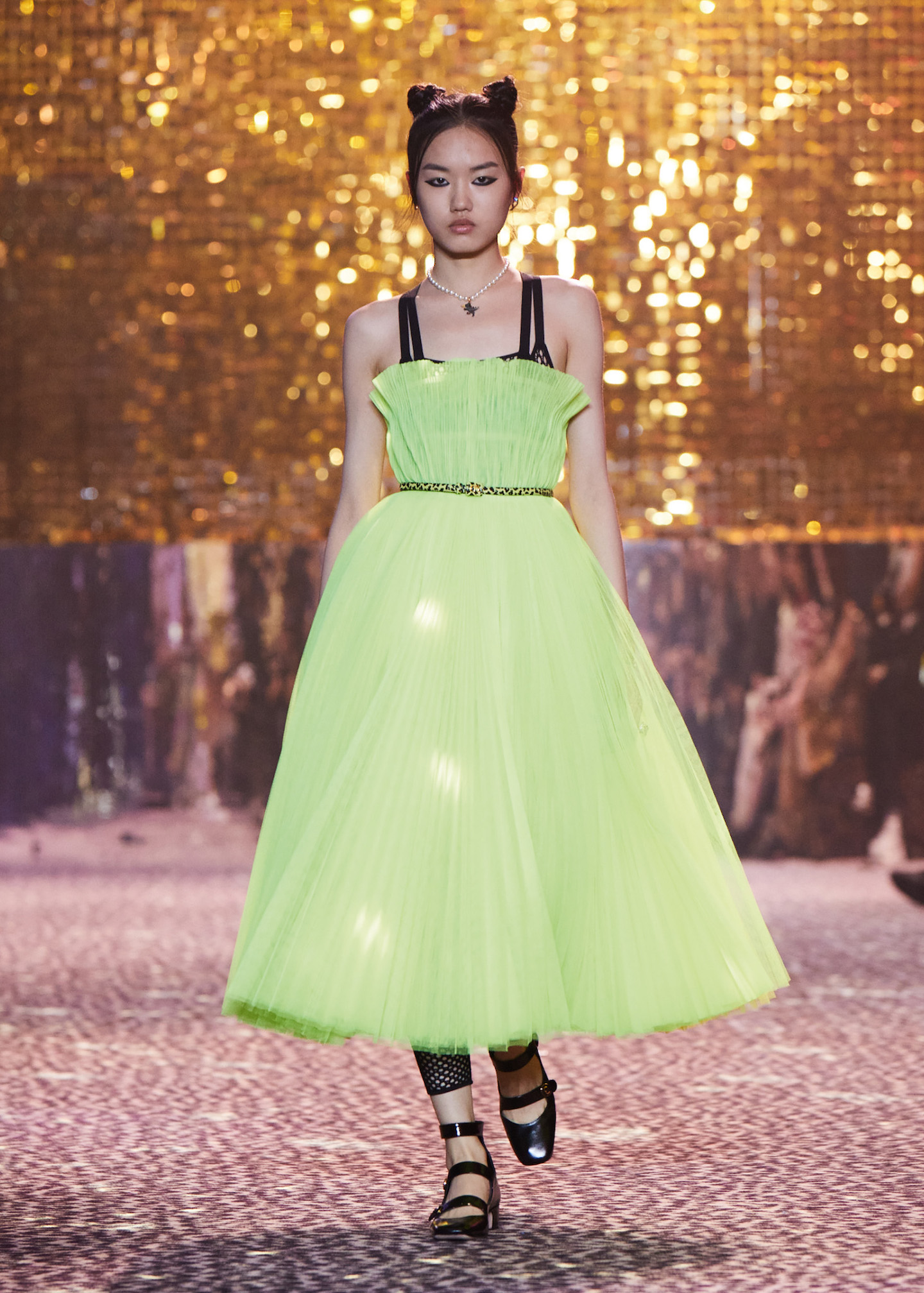 dior fall otoño colores neon 2021 shanghai