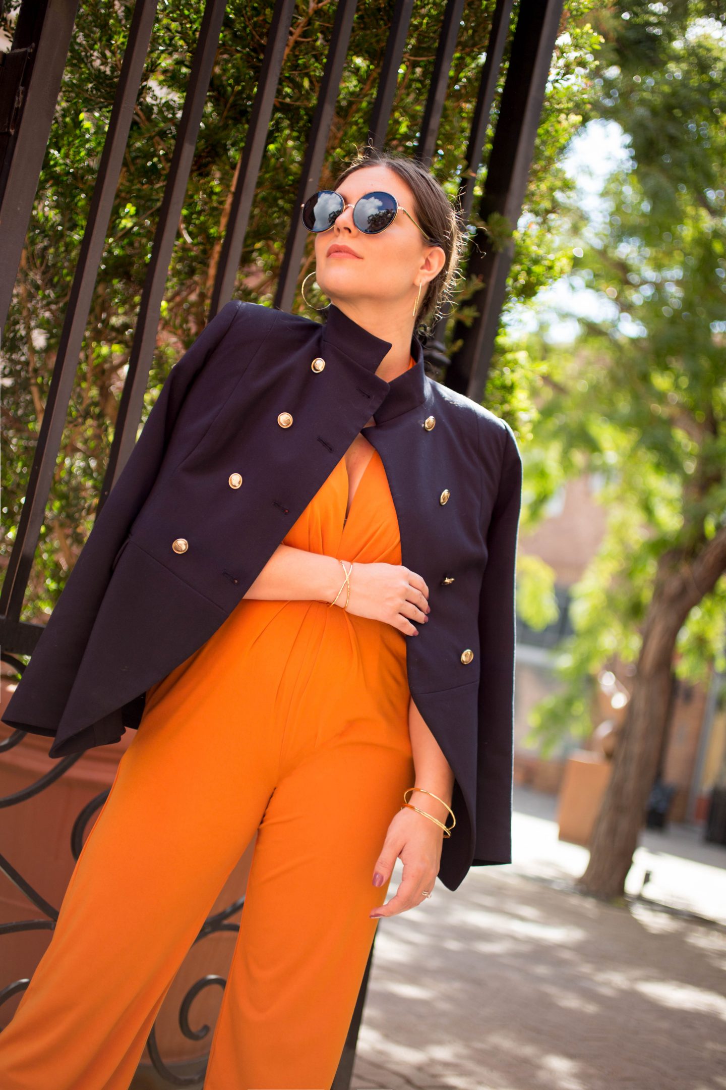 naranja chaqueta azul
