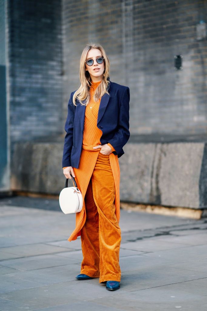 naranja chaqueta azul