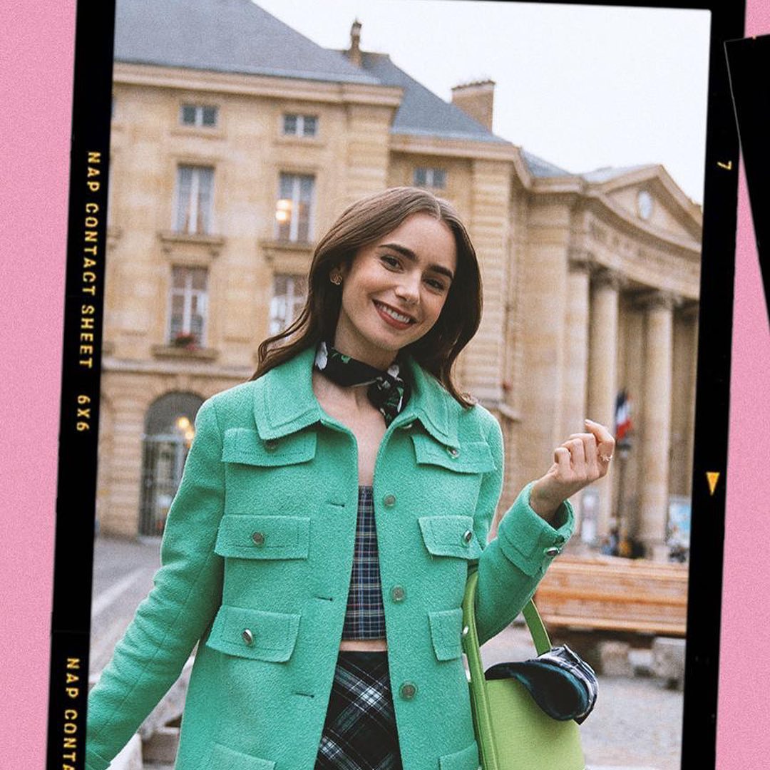 emily in paris lilly collins pañuelo