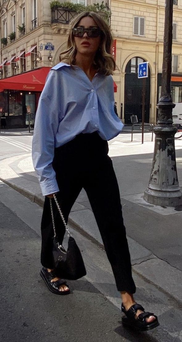 mujer sandalias cangrejeras negras gafas de sol