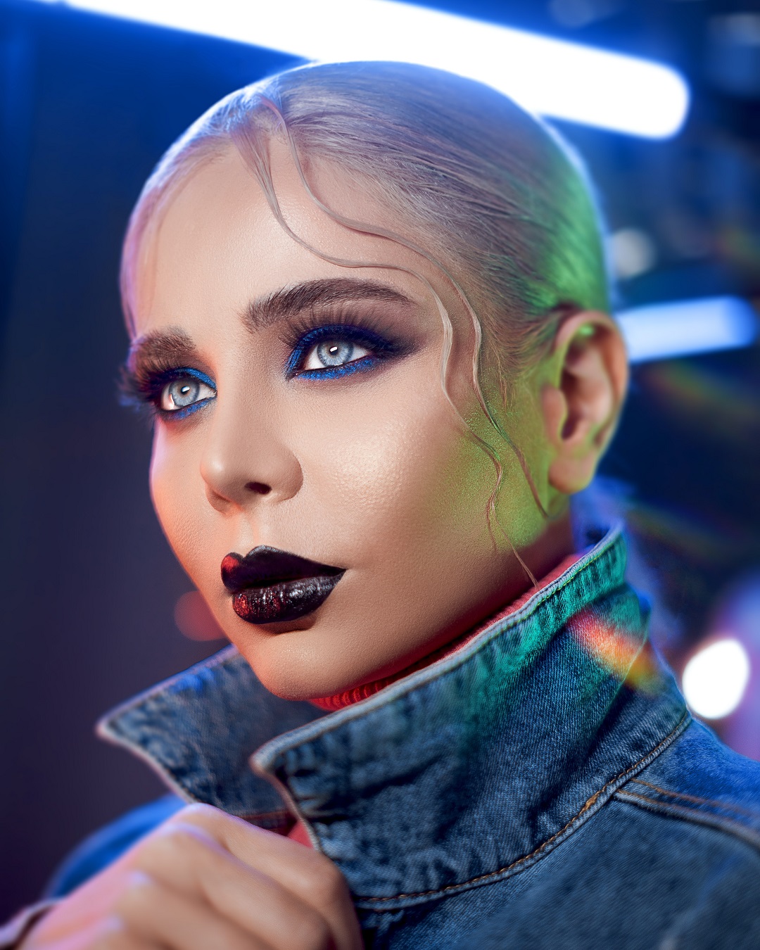 Mujer con cabello platinado y maquillaje gótico posando