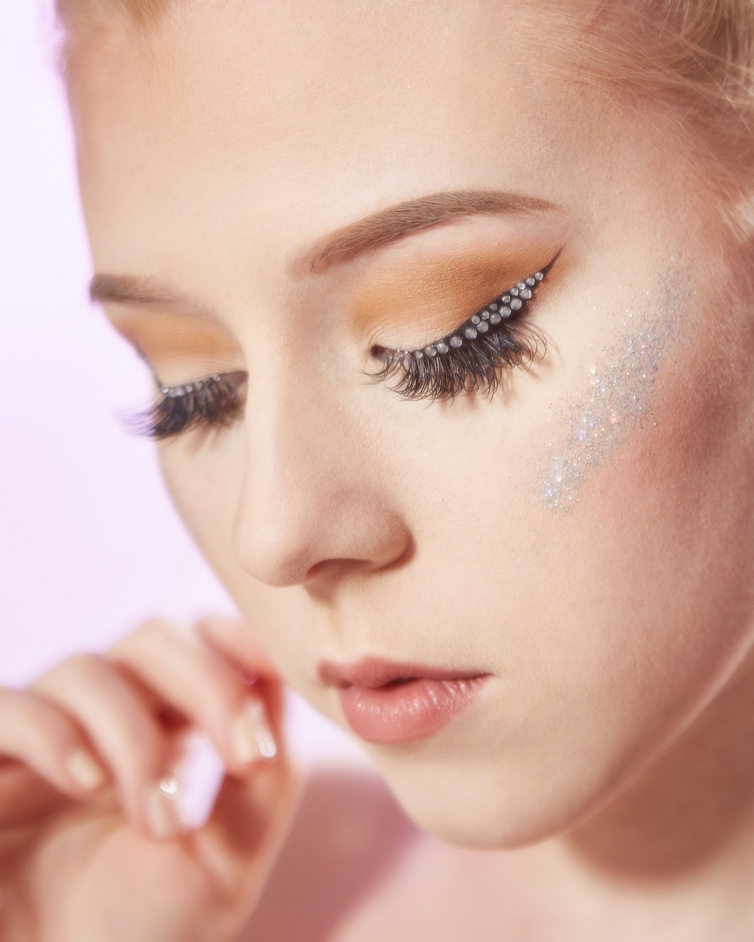 Mujer con maquillaje con pequeños diamantes posando