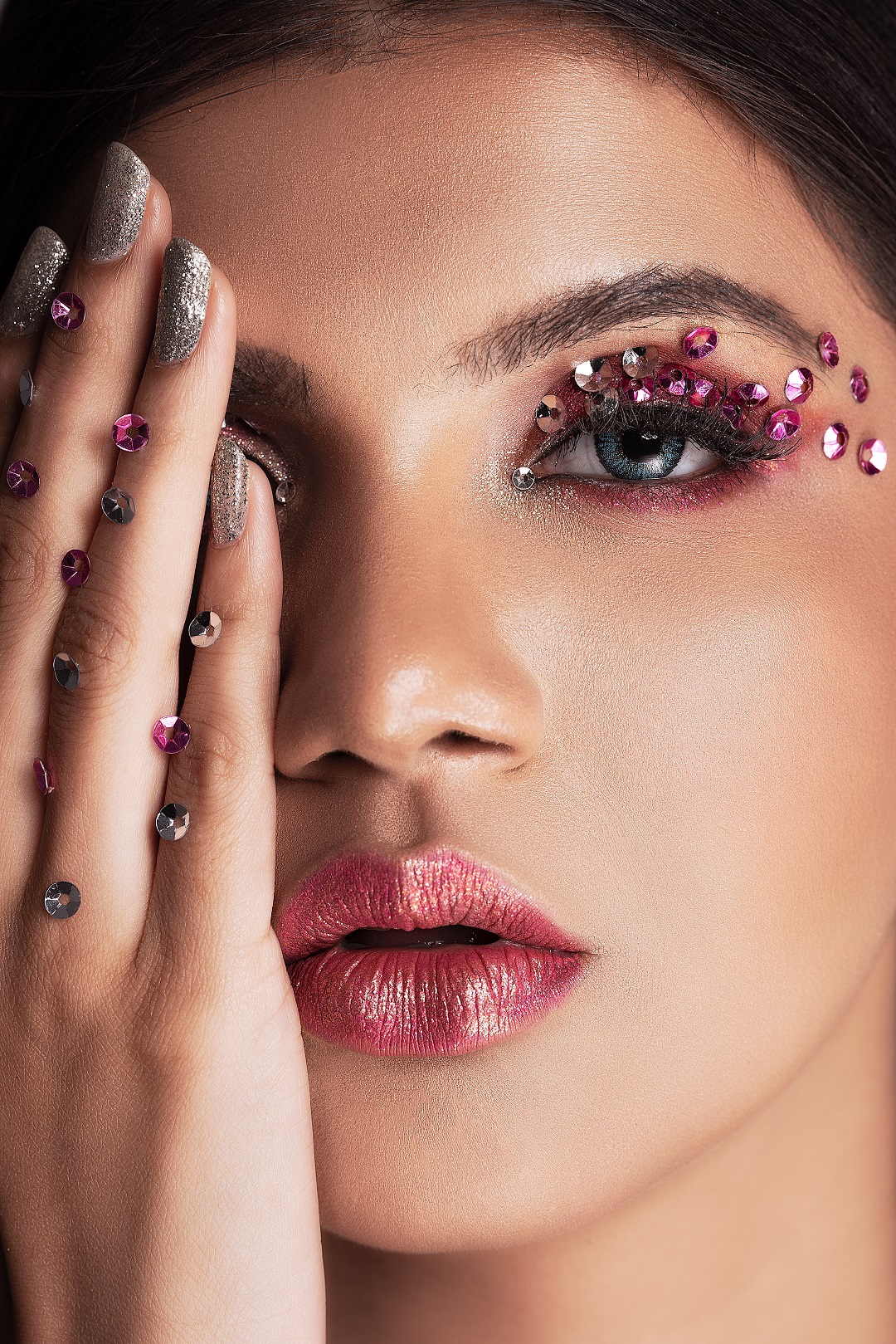 Mujer con maquillaje de gemas brillantes posando