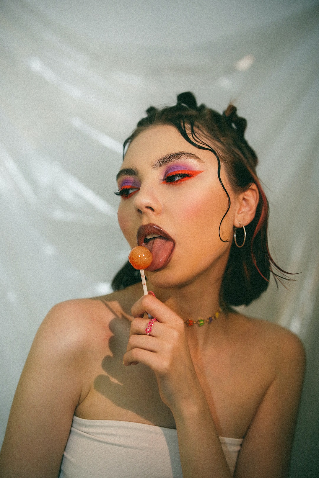 Mujer joven probando una paleta posando