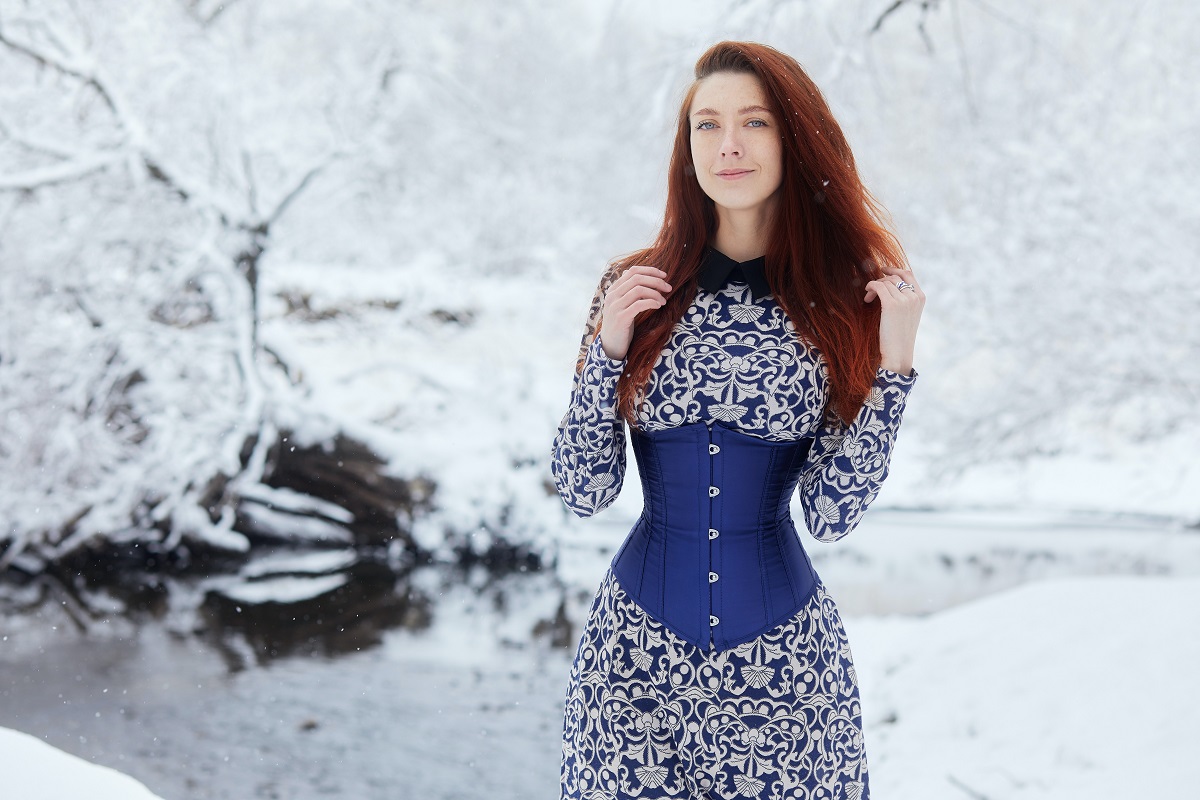 mujer pelirroja corse corset azul nieve vestido azul