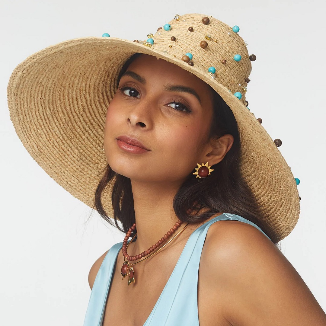 mujer con sombrero Lele Sadoughi Embellished Straw Sun Hat