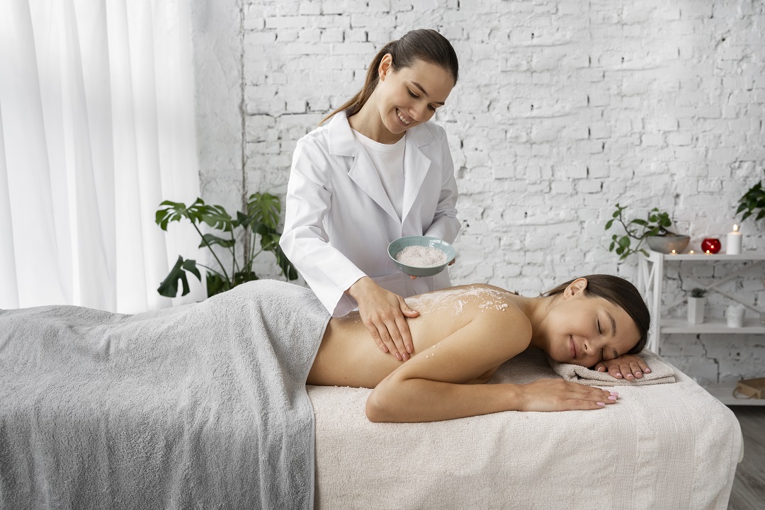 mujer recibiendo masajes en el spa